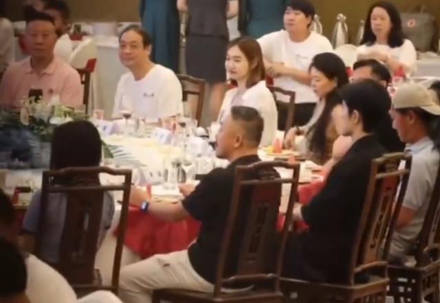 从称呼“沁沁”到保持距离，大概就是肖战成为顶流后的偶像自觉吧