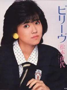 想回到昭和时代，除了穿搭，你还需要一个合适的发型