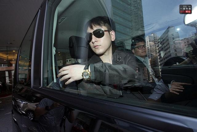 父亲浦东第一地主，母亲是影后，继承上海133套房，21岁身家百亿