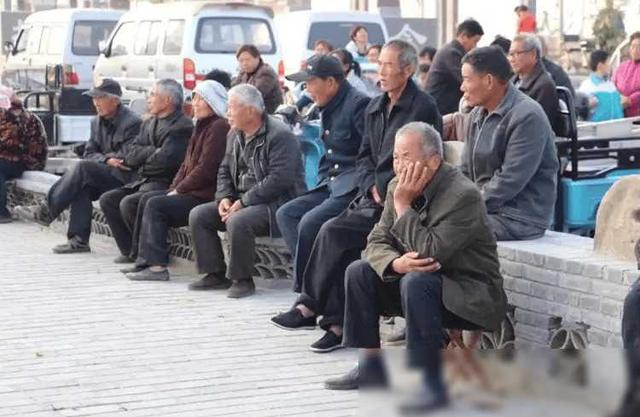 公公照看儿媳不避嫌，故意盯着儿媳哺乳谁不是掀起衣服喂奶？