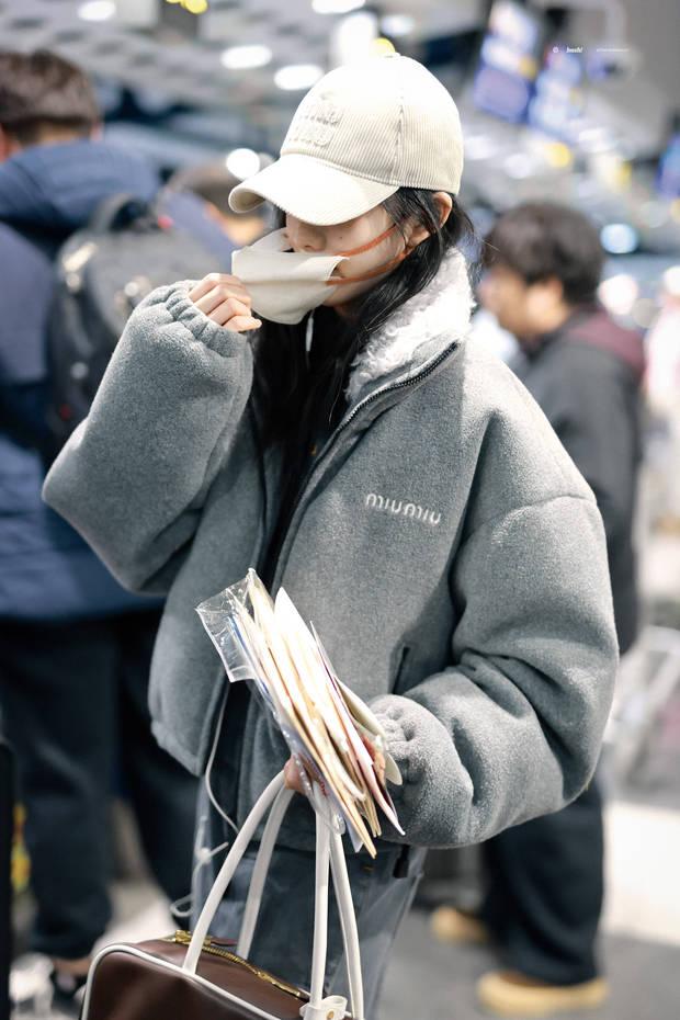 刘浩存笑眼盈盈清纯可人 一身休闲穿搭女大既视感