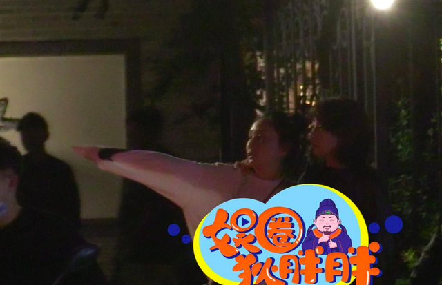 戏骨聚餐！吴刚于小伟携夫人聚会，殷桃紧搂于小伟老婆好似闺蜜