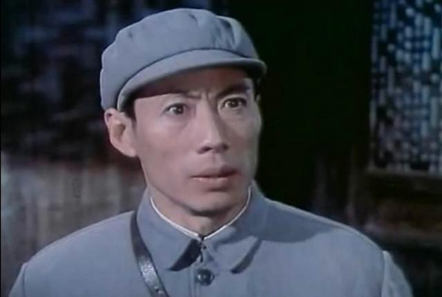 头发花白，衣服全是洞，88岁烟不离手的焦晃，早已走上另一条大道