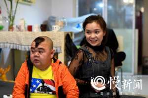 成都黑帽门(身高1米2奋斗出7套房 漂亮老婆说：不图他钱，图人)