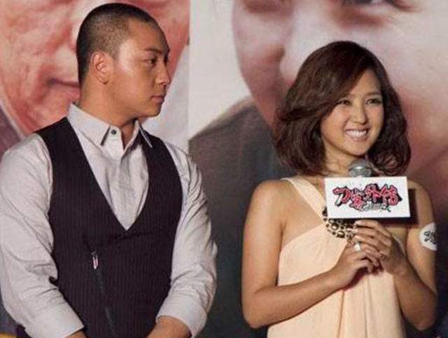 释小龙一家三口罕同框！娇妻秀身材凹凸有致，女儿左摇右摆学走路