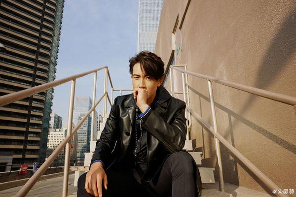 吴尊裸上半身打网球！露出「古铜色肌肤」　网惊呆：黑到认不出来