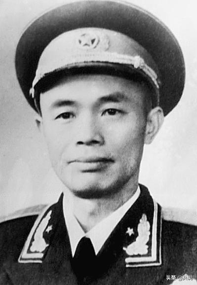 参谋报告险情，林总吃着黄豆面无表情：不用大惊小怪，有钟伟在