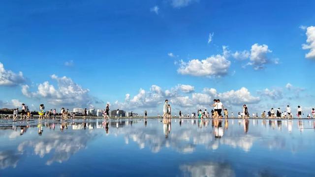 上海奉贤海边现“天空之境”:人在水间走,宛在画中游