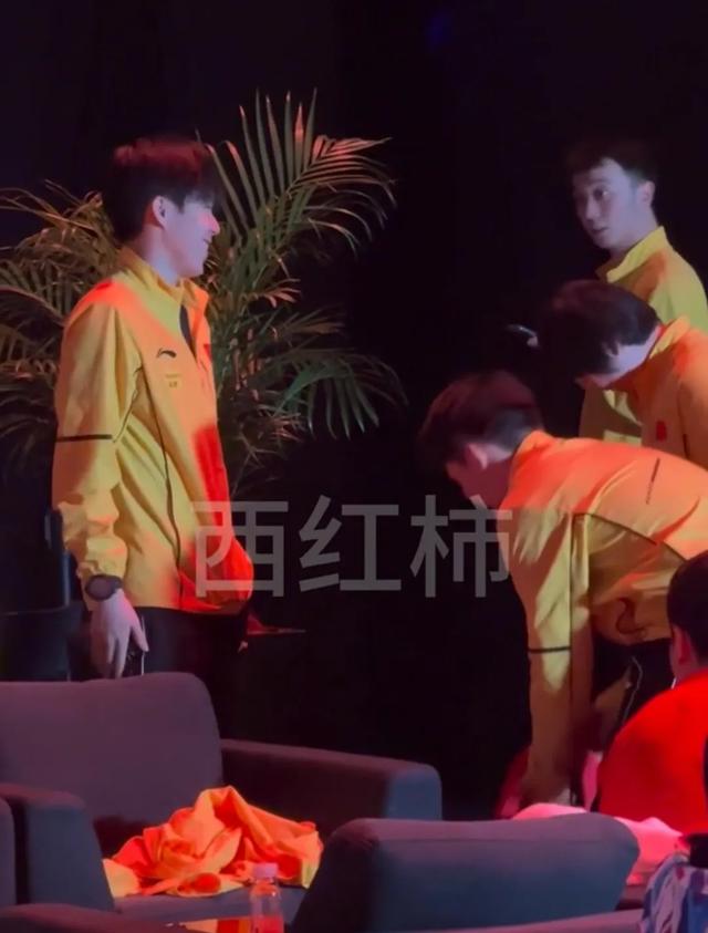 大头主动和蒯曼握手，恭喜她获得了亚军