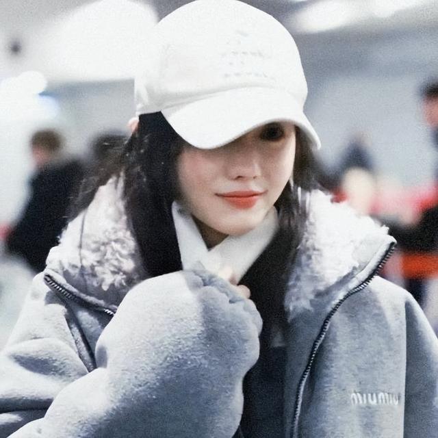 刘浩存笑眼盈盈清纯可人 一身休闲穿搭女大既视感