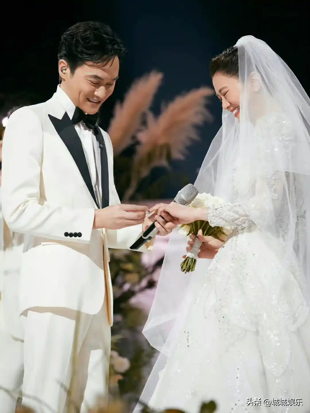 24 年甜蜜不落幕！港星张智霖和袁咏仪如何把婚姻过成爱情范本？