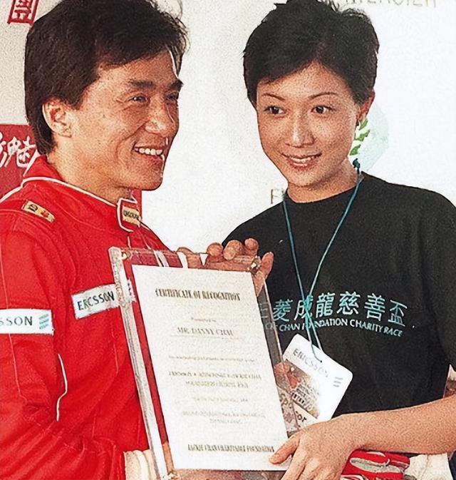 成龙的一双儿女：一个自甘堕落一个放飞自我，终是年少风流惹的祸