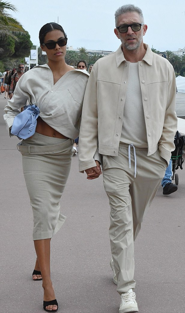 “球花”莫妮卡55岁前夫携娇妻闪耀戛纳！25岁爱妻穿绿裙，太惊艳