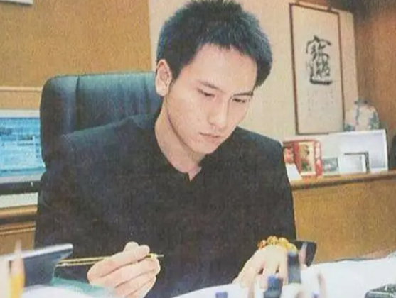 父亲浦东第一地主，母亲是影后，继承上海133套房，21岁身家百亿