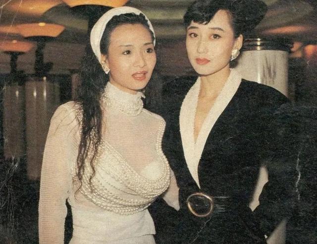 58岁叶子楣请明星朋友吃大餐，穿着青花瓷裙子，整个人瘦到显病态