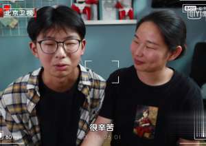 姐姐的下面(姐弟蜗居25㎡，17岁弟弟躺下面，姐姐不找男朋友，自称很满足)