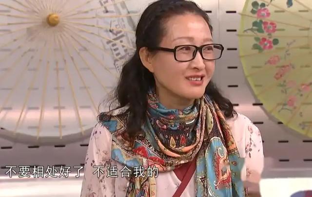 49岁大姐相亲惊现床友!床上竟然藏男人,真的只是租床位吗?