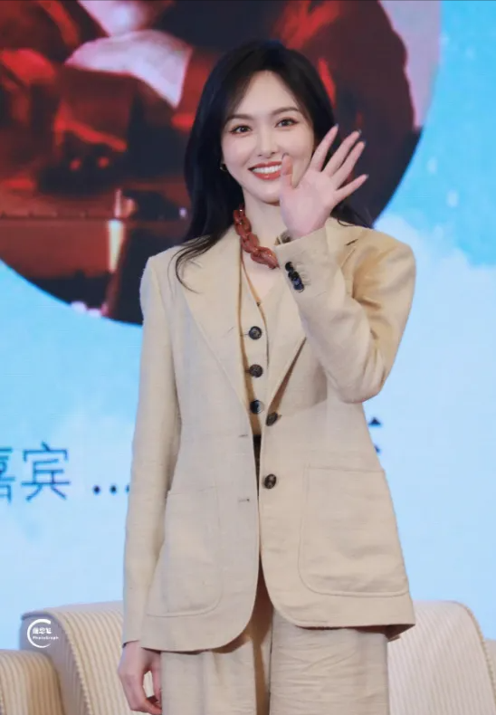 41岁唐嫣换发型像换了个人，穿短外套又美又飒，差点认不出