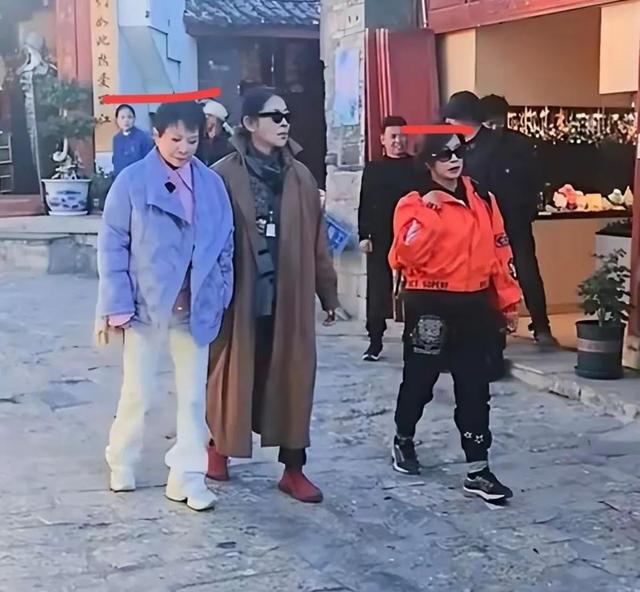 刘晓庆和倪萍蔡明逛街，160身高遭质疑，网友：为啥比蔡明低一头