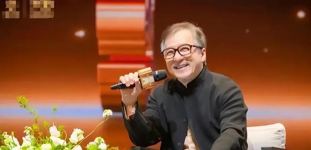 破防了！成龙近照断崖式衰老，头发花白老态龙钟，网友：接受不了