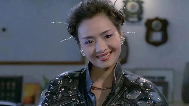 58岁叶子楣请明星朋友吃大餐，穿着青花瓷裙子，整个人瘦到显病态