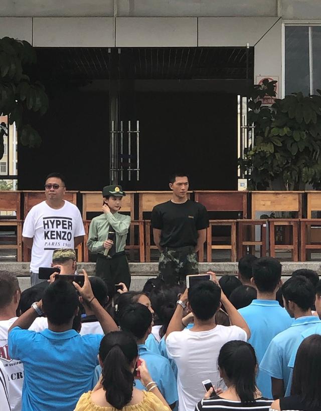 杨洋最新军装路透照曝光 锁眉站姿霸气释放满满魅力