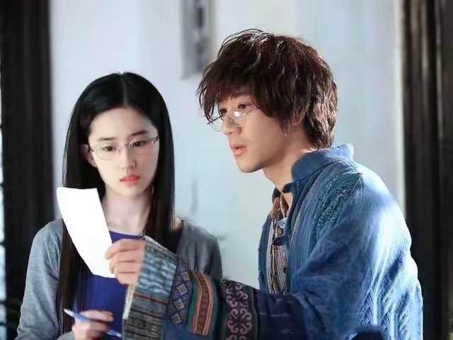 刘亦菲王力宏街头拥抱，网友梦回《恋爱通告》，他俩还拍过婚纱照