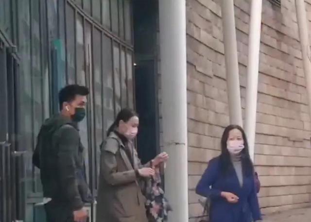 梁洛施罕见和妈妈同框,梁妈妈状态年轻,颜值气质不输女儿