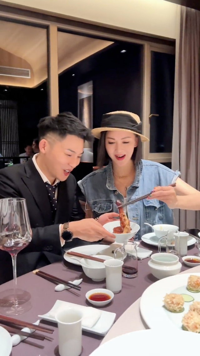 38岁香港知名女星为男网红夹菜擦嘴引热议，网友：为钱没有底线吗