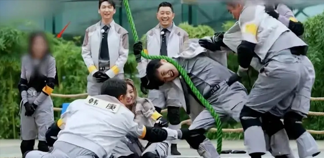 35岁杨颖最新近况曝光，出席港圈活动惹争议！全程笑容相迎显谦卑