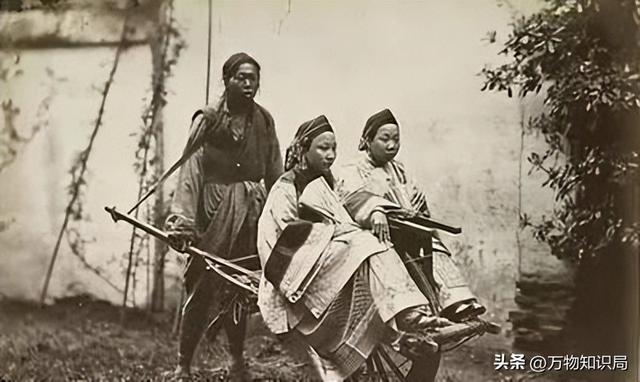 晚清老照片：男男女女挤在一起打麻将，囚徒感觉丢脸躲避镜头