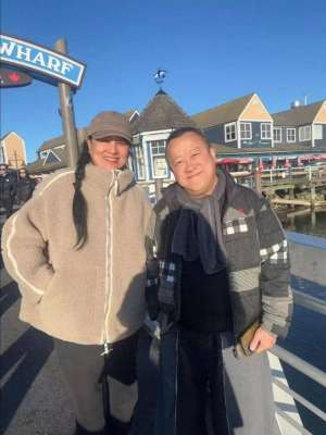 曾咏仪(曾志伟春节到加拿大探亲，陪次女曾咏仪全家过年外孙女已经24岁)