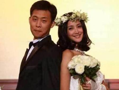 41岁张译二婚老婆，原来当主持人的她，40多岁依旧美到犯规