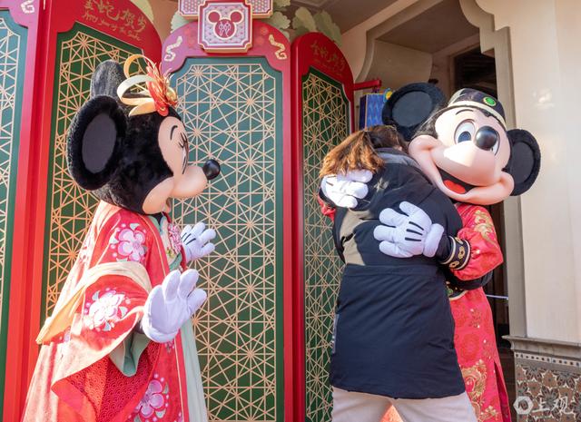 祥蛇贺新春，米奇米妮身着中式新年装迎客