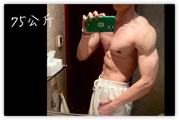 白敬亭晒半裸上身照秀肌肉 回复让粉丝“克制”