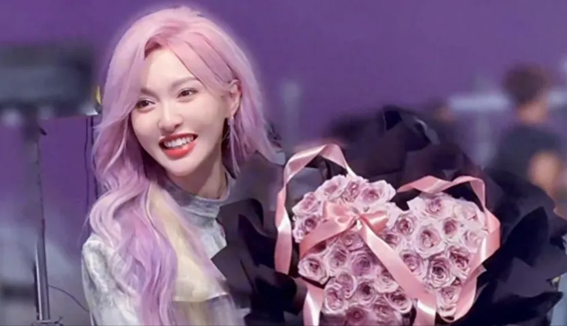 41岁唐嫣换发型像换了个人，穿短外套又美又飒，差点认不出