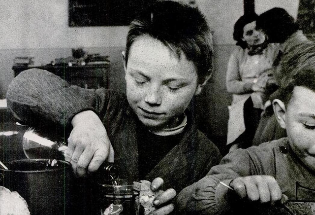 【晚清风情录】老照片中的花楼女子丰乳肥臀，30张尽显绝代风姿