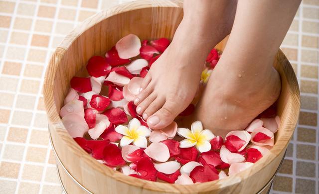 北京一大妈坚持泡脚，半夜突发猝死离世，医生无奈：2习惯不重视