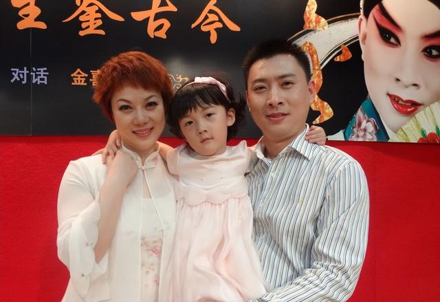 京剧名家熊明霞:3副护腿让妈妈泪目,她的姐弟婚姻幸福吗?