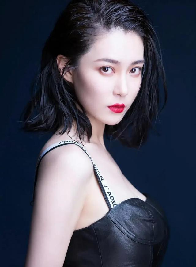 “晶女郎”胡然才是大号水蜜桃，泳装照走光身材劲爆，这谁顶得住