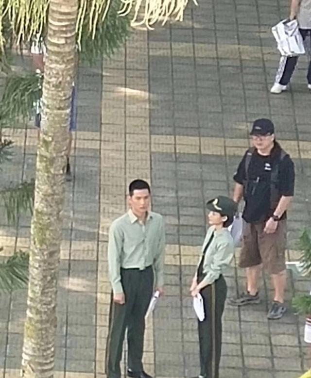 杨洋最新军装路透照曝光 锁眉站姿霸气释放满满魅力