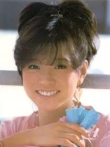 想回到昭和时代，除了穿搭，你还需要一个合适的发型