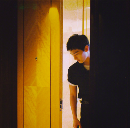 29岁杨洋疑似身体不适，收工后直奔医院，亲自排队挂号面色疲惫