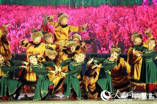 篝火旁歌唱民族团结新故事