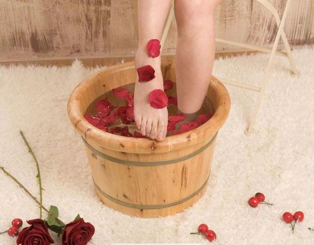 北京一大妈坚持泡脚，半夜突发猝死离世，医生无奈：2习惯不重视