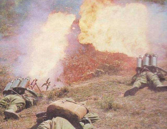 对越反击战喷火兵最高战绩：把170多名越军埋葬在山洞里