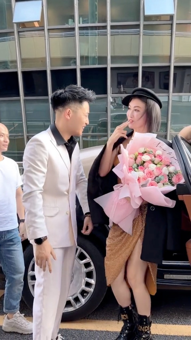 38岁香港知名女星为男网红夹菜擦嘴引热议，网友：为钱没有底线吗