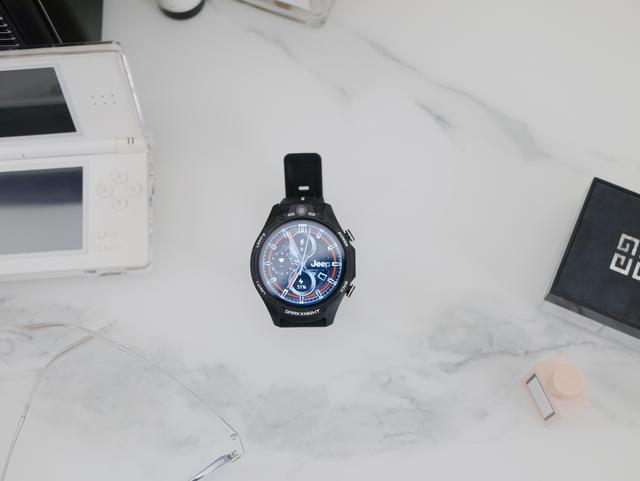 双摄像头可拍照，64GB+触摸屏的手表你见过吗？Jeep黑骑士评测