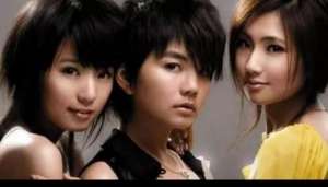 she照片(SHE为Hebe庆生，19年友情不是盖的，不料爬山意外暴露真实肤色)