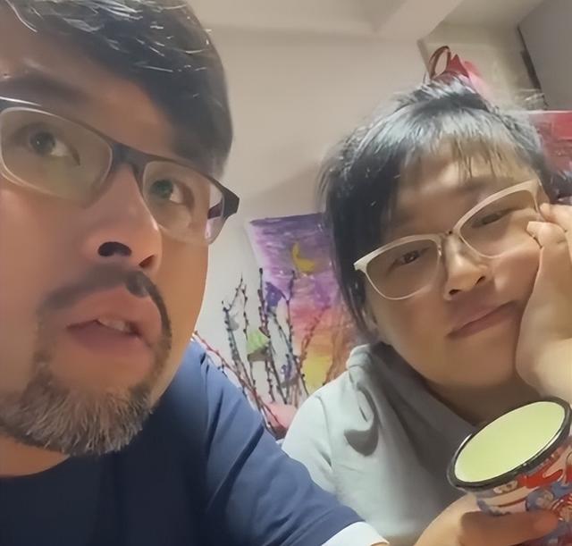 铁兜和胡老师：靠“谎报”价格吸粉500万，真实身份曝光不简单？